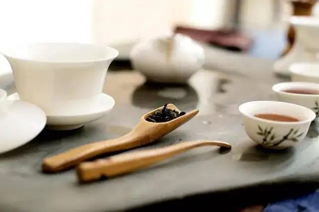 為什么有時喝茶嗓子會發(fā)干？